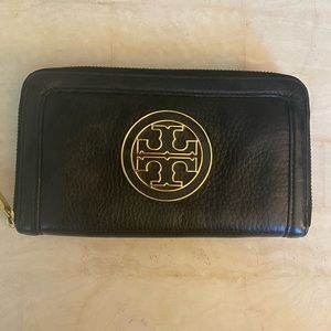 Tory Burch Amanda Black Leather Zip Wallet